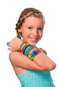 Girl_4329-komprimiert-207x300 VIP-Schmuck zum Selbermachen: Rainbow Loom®-Fieber gegen Langeweile auf Auto- und Zugfahrten