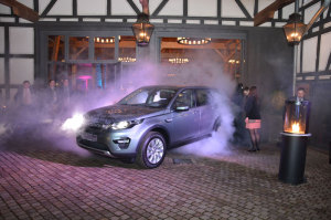 Land-Roverweb-300x199 Land Rover Discovery Sport Premiere: Autohaus Beil feiert Verkaufsstart der britischen Geländelimousine in der Eventscheune Dagobertshausen