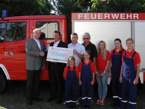 Dr.-Walser-Dental-spendet-an-Förderverein-der-freiwill.-Feuerwehr-Beuren-a.d.A-300x226 Spende zur Förderung der Jugendfeuerwehr durch die Dr. Walser Dental