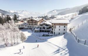 Hotel-Forsthofgut_Skipiste-am-Forsthofgut_2-300x191 Direkt auf die Piste ins größte Skigebiet Österreichs - Der Berg ruft! skiZEIT im Naturhotel Forsthofgut