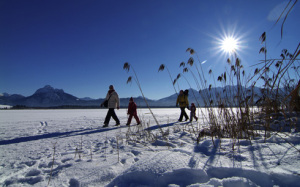 winterwandern-am-zugefrorenen-hopfensee_RomantischeStrasse-300x187 Drei Reiseziele mit Gesundheitsfaktor: Schniefnase ade!