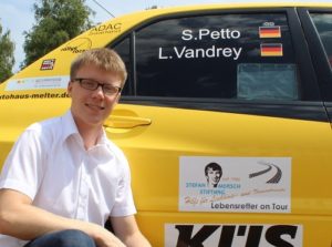 WEBStefanPettokniendStefan-Morsch-Stiftung22072016-2-300x223 Leukämie: Rallye-Pilot Petto weiß, was Leben wert ist