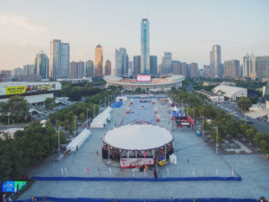 3x3-World-Championshipsweb-300x225 Magic Sky für die 3x3 World Championships in Guangzhou  3×3 Basketball ist stark im Trend und für die Zukunft sogar ein Anwärter auf die Anerkennung als olympische Disziplin. Es handelt sich dabei um eine schnelle und dynamische Variante von Basketball, bei der zwei Mannschaften mit jeweils drei Spielern gegeneinander auf einen Korb spielen. Für dieses ursprüngliche Street Basketball hat der internationale Basketballverband FIBA mittlerweile eine eigene Internetplattform www.3x3planet.com veröffentlicht, es gibt ein einheitliches FIBA-Regelwerk, große Turniere, offizielle Weltmeisterschaften und eine World Tour. Das große Ziel und die Perspektive von 3×3 Basketball sind die Olympischen Spiele. Der DBB Deutscher Basketball Bund unterstützt ebenfalls den 3×3-Trend, beispielsweise gibt es seit 2013 jährlich die DBB 3×3 Open.  In Guangzhou/China fand im Spätherbst die dritte Auflage der FIBA 3x3 Weltmeisterschaft für Nationalteams statt. Mit deutscher Unterstützung: Magic Sky sorgte als Partner des internationale Basketballverbandes bei den FIBA 3x3 World Championships für die Überdachung des Spielfeldes und der Zuschauertribünen mit einem Schirmdach. Zum Einsatz kam ein Magic Sky mit 36 Meter Durchmesser.  Die Schirmsysteme von Magic Sky bieten Schutz vor Witterungseinflüssen, sind verwandlungsfähig, flexibel beim Aufbau und punkten mit schnellen Auf- und Abbauzeiten. Sie lassen sich auch als Projektionsflächen und Gestaltungsmittel nutzen. Langzeiteinsätze sind ebenfalls möglich.  Bildunterschrift: Magic Sky FIBA 3x3 Weltmeisterschaft im chinesischen Guangzhou (Foto: Magic Sky, frei zur Veröffentlichung bei Namensnennung)   Magic Sky® GmbH  Magic Sky Schirmsysteme werden erfolgreich für Public-, Corporate- und PR-Veranstaltungen eingesetzt. Sie schützen vor Wettereinflüssen, sind praxisbewährt und mehrfach TÜV-geprüft. Verschiedene Aufbauvarianten – mit einem Tower oder einem Traversenring – für unterschiedliche Anforderungen machen das System flexibel. Im Aufbau punkten die Schirme durch ihre kurzen Aufbauzeiten, ihr geringes Gewicht und das kleine Packmaß. Kein anderes System überdacht in fünf Stunden 700 Quadratmeter. Referenzen: Live Earth Konzert, BMW-Welt, Deutsche Post AG, Tour de Ländle, Neue Messe Stuttgart, SWR3 Seefest.    Magic Sky® GmbH Grombacher Straße 70 D-75045 Walzbachtal Tel.: +49 (0) 7203 - 50 20 60 Fax: +49 (0) 7203 - 50 20 69 Ansprechpartner: Torsten Hagedorn eMail: info@magic-sky.de Web: www.magic-sky.de