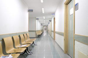 i60-1200_LED_hospital_corridor_mount01-800x524-300x197 Glamox i60: Flexible und robuste LED-Leuchte