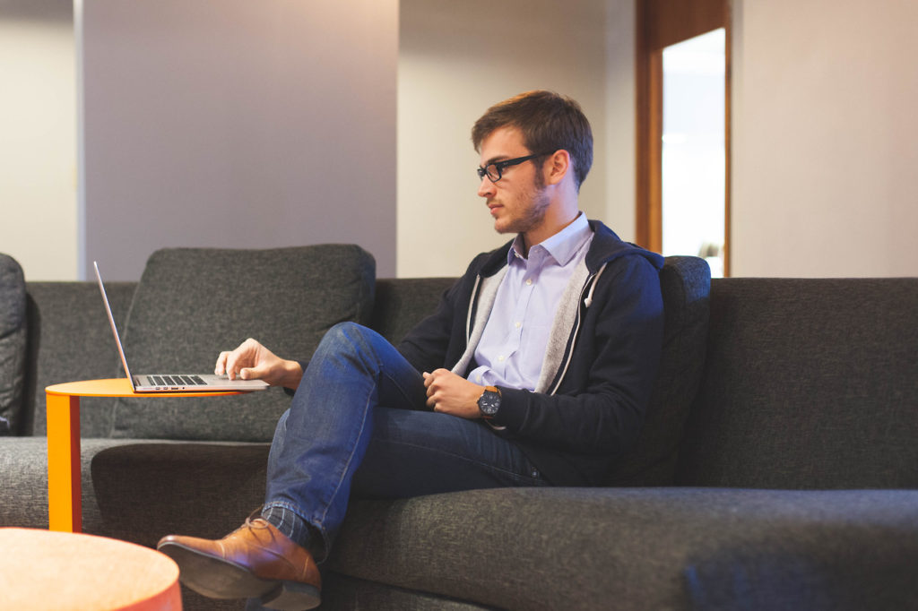 man-couch-casual-laptop-1024x682 Lebewohl, Großraum: Die Präsenzkultur hat bald ausgedient