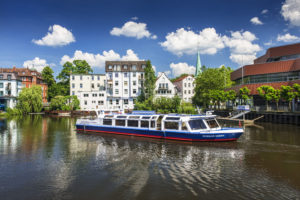 Bildrechte-Christian-Ohde_Serrahn-Deern-im-Bergedorfer-Hafen-300x200 Vom Ruderboot zur Flotte moderner Fahrgastschiffe