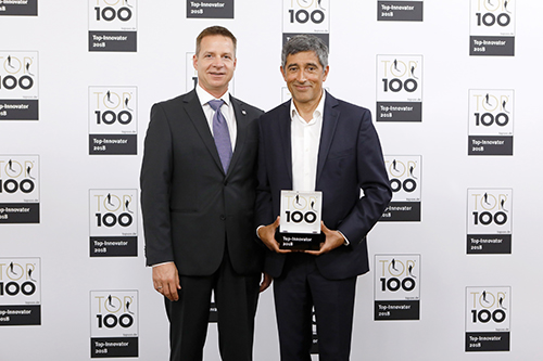 (invenio-Vorstand Kai F. Wißler nimmt die TOP 100-Auszeichnung von Ranga Yogeshwar, Mentor des Wettbewerbs, entgegen. Quelle: compamedia GmbH)