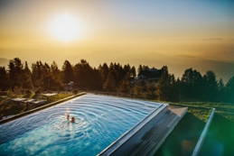 Feuerberg-Paar-8-von-8_k Wellnesstraum in über 1.766 Meter Höhe, ein Wohlfühlurlaub für Ruhesuchende mit „Spirit am Berg“: Herbstliche Inspirationen & viel Ruhe im Mountain Resort Feuerberg.