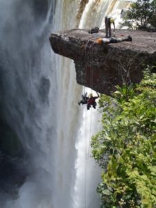 Abseiling-Kaieteur-klein-Ian-Craddock-Photo-225x300 Kaieteur Wasserfälle in Guyana: spektakuläres Naturschauspiel inmitten des Dschungels – Viermal höher als die Niagara Falls