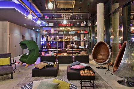 Moxy-Wohnzimmer-Lobby „Gude.Mode.“ im Boutique-Hotel: MOXY Frankfurt East unterstützt lokale Jungdesigner