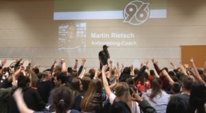 02_Martin-Rietsch_2schneidig_Mobbing-Coach_Hannover-96-300x164 Hannover 96 unterstützt Projekt mit 500 Schülern gegen Mobbing