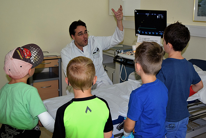 Gloeckner_Ferienprogramm_300kb Ferienprogramm der Stadt führte auch in die Asklepios Klinik Oberviechtach: Wenn Kinder in der Klinik staunen, lernen und Spaß haben