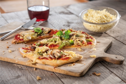 VF-Gerieben-Pizza-geschnitten_k Veganer Käsegenuss auf der Pizza, dem Auflauf oder im Salat – eine Freude für jeden Liebhaber der pflanzlichen Ernährung