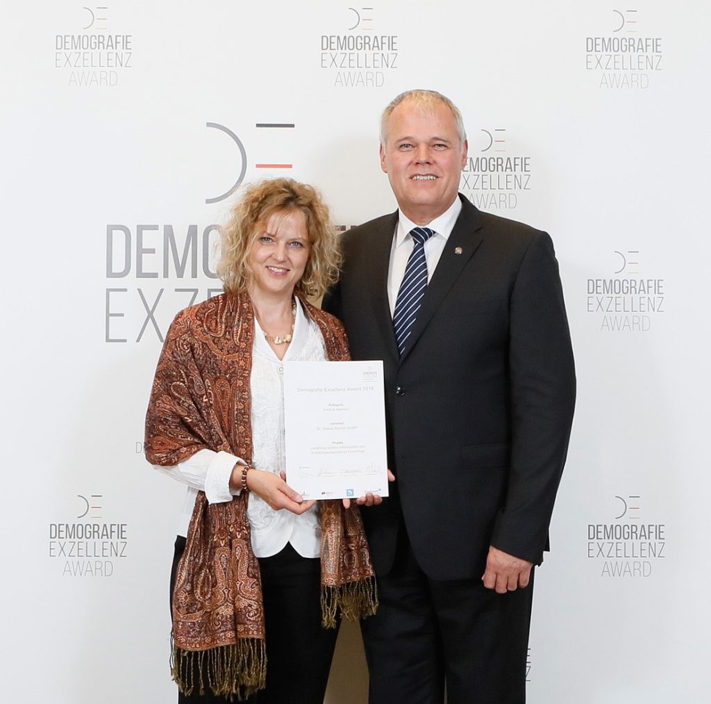 Demografie-Exzellenz-Award-Beate-und-Gerhard-Daiger-1024x1013 Dr. Walser Dental beim Demografie Exzellenz Award ausgezeichnet