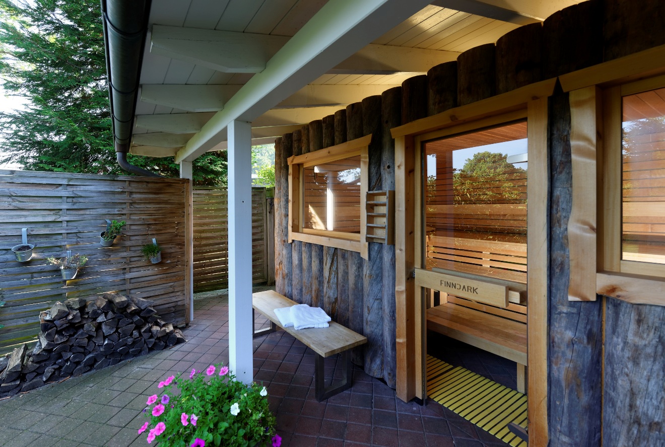 Sauna-Ringhotel-Sellhorn-Wellness-Holz-Kopie Inspirationen im goldenen Herbst der Lüneburger Heide – das Ringhotel Sellhorn verwöhnt Gäste in seiner Wellness-Landschaft mit vielseitigen Angeboten und Treatments und ausgewählten Arrangements ohne Einzelzimmerzuschlag