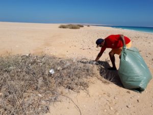 Aktion-Liebe-Deinen-Nächsten_Plastikmüll_Martin-Rietsch_2-300x225 Vereinsteam engagiert sich gegen Plastikmüllverschmutzung am Roten Meer