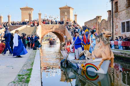 Karneval-Comacchio-credit-Francesco_Cavallari Karneval in Ferrara: Geschichte, Wasser – Samba