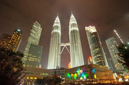 Petronas-Twin-Towers_web-klein Alle Wege führen nach Malaysia Gute Flugverbindungen nicht nur nach Kuala Lumpur