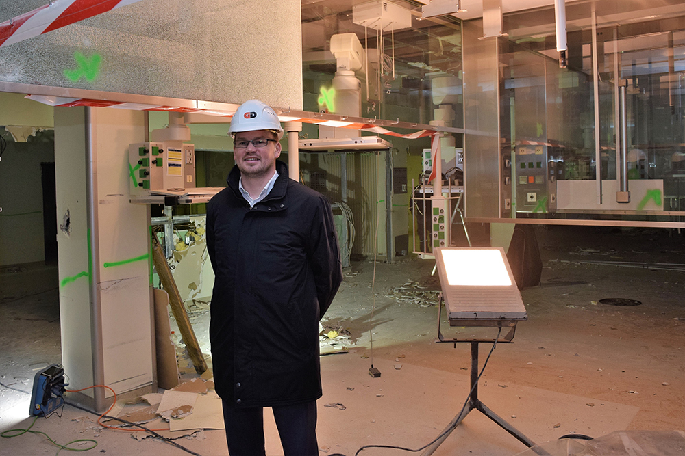 Geschäftsführer Marius Aach überzeugt sich fast täglich vom Fortgang des zweiten Bauabschnitts. (Bild: Bernhard Krebs)