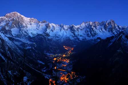 Sonnenuntergang-Aostatal-Mont-Blanc-credit-Foto-archivio-Regione-Autonoma-Valle-dAosta Winterspaß im Aostatal by night