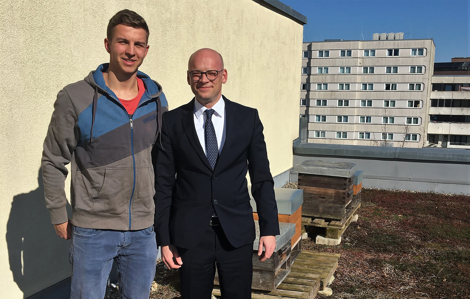 Rafael D. Fröhlich (re.) und Michael Bergmeier freuen sich über Bienen auf dem Dach des Novotel München City. (Foto: Novotel München City)