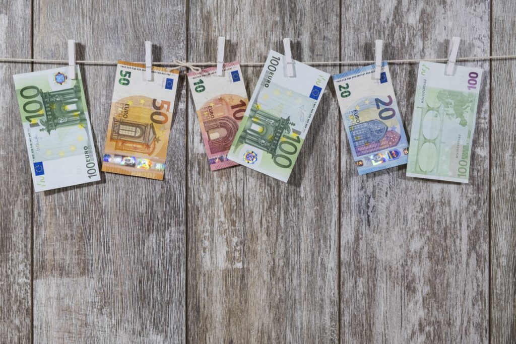 Euroscheine-auf-der-Wäscheleine-money-2991837-1024x683 Steuerfreier Sachbezug für Mitarbeiter