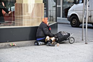 Frau-arm-obdachlos-300x200 Steigende Anzahl an Notfällen in Aachen