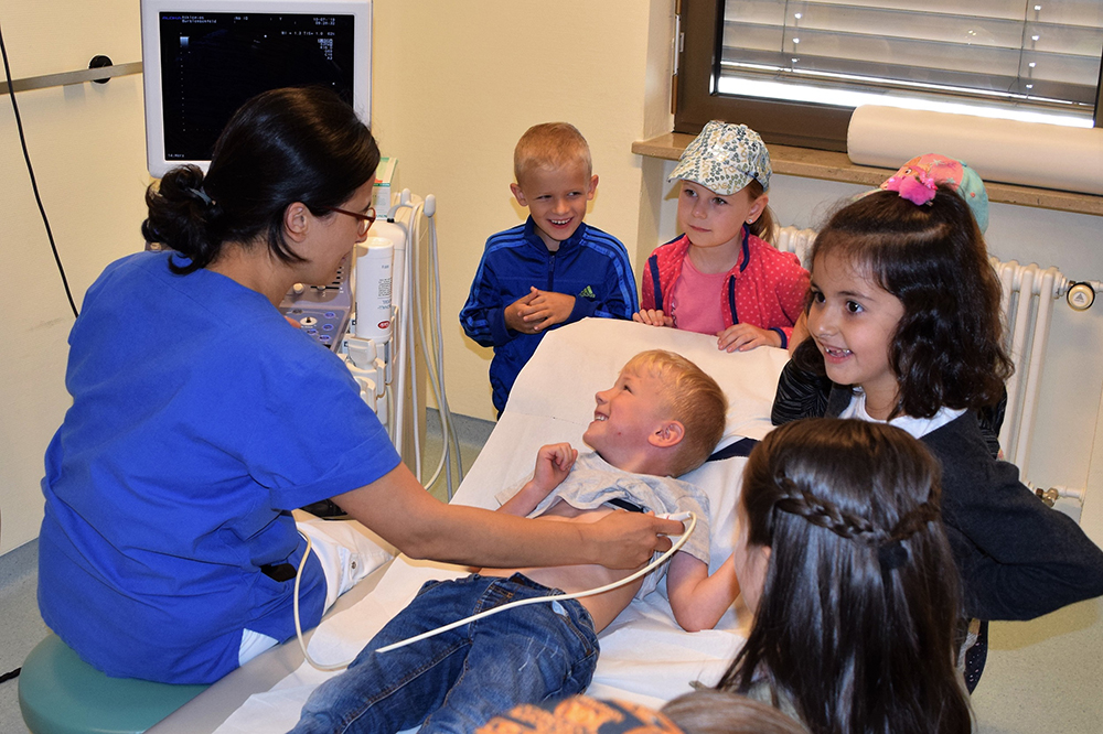 Kindergarten_Besuch_1000x1000 Einladung der Asklepios Klinik im Städtedreieck an die Kindergärten: Staunende Kinderaugen bei spannenden Mitmach-Stationen