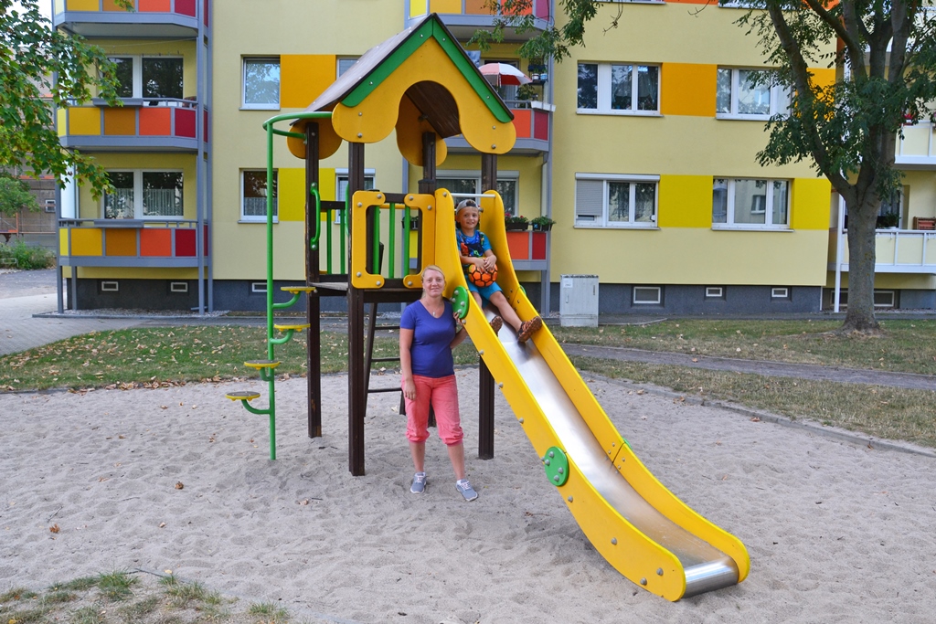 Freuen sich über den Lipsia-Spielplatz in der Leipziger Simon-Bolivar-Straße: Mandy Franke und ihr Sohn Leon (Quelle: Lipsia).