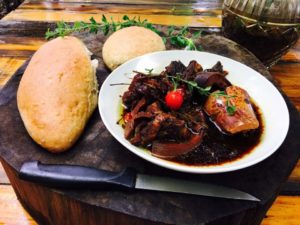 Pepperpot-and-Homemade-Bread_Backyard-CafeGeorgetown_DelvenAdams-300x225 Pepper Pot, Black Cake und großes Reinemachen: So feiert man Weihnachten in Guyana