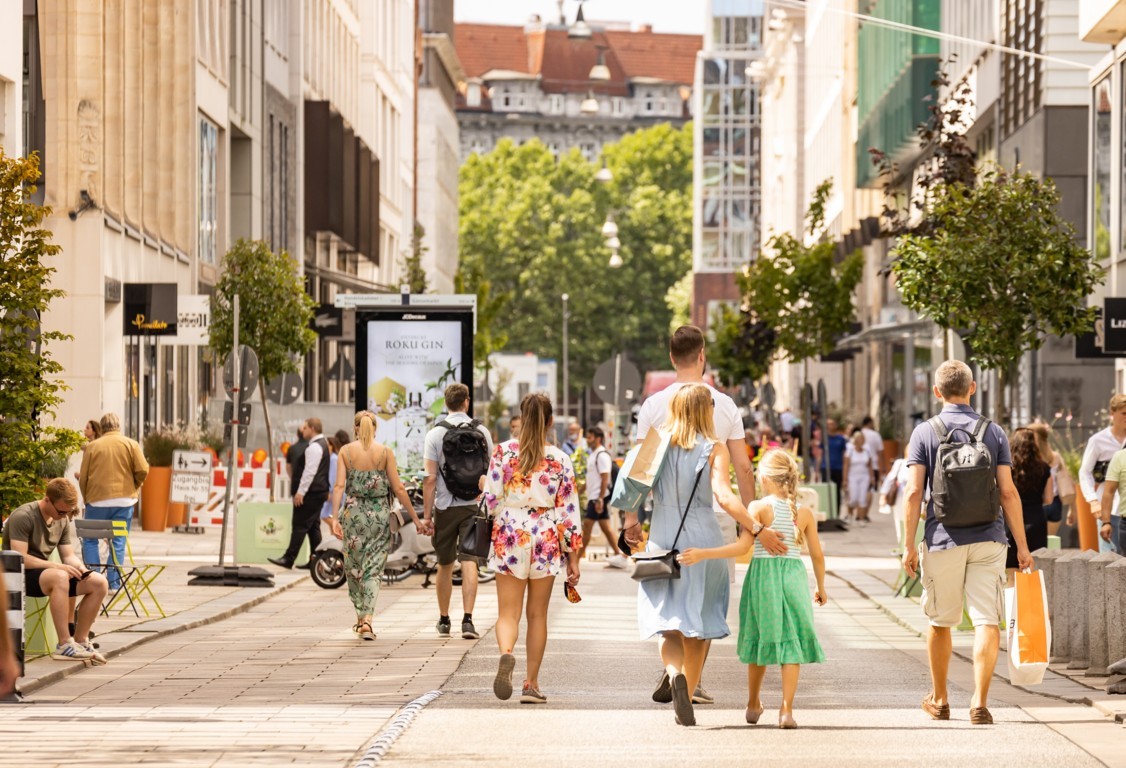 Neuer-Wall-Fußgängerzone-k Hamburgs Sommergärten:  Flanieren Sie in den temporären Fußgängerzonen der Hamburger Einkaufsstraßen Neuer Wall und Poststraße