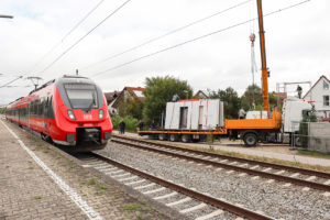 Hausbau-an-Bahnlinie-3-300x200 Bauen direkt an der Bahnlinie: Fertigwände aus Beton erfüllen hohe Schallschutzvorgaben