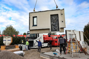 Hausbau-an-Bahnlinie-5-300x200 Bauen direkt an der Bahnlinie: Fertigwände aus Beton erfüllen hohe Schallschutzvorgaben