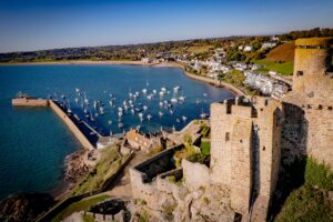 Gorey-Castle-300x200 Wo der Lenz früh dran ist – Jersey hat es eilig, auf Temperatur zu kommen – Die Kanalinsel startet in die Urlaubssaison