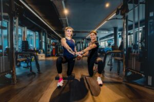 Prime-Time-fitness-Maximilianstrasse-Kathrin-Cables-mit-Trainer-300x200 Sport Nachhilfe für Sportstudenten: PRIME TIME fitness hilft - Mitarbeiter kommen fit und easy durchs Studium