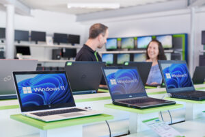 AfB_Shop_061_Win11_credits_to_AfB_gGmbH-2-300x200 Win-Win für AfB und Microsoft: Zehn Jahre Partnerschaft und erste refurbished Geräte mit Windows 11