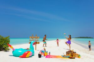 Kandima-people-family-playing-on-the-beach-300x200 Abenteuer und Fun statt La-La-Langeweile: Das ‚koole‘ Familienarrangemt im Kandima Maldives