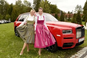 Deborah-Mueller-und-Schwester-Debby-300x200 Prominente feiern die Wiesn mit Rolls-Royce am Starnberger See