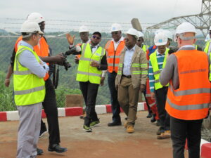 Visite-du-poste-par-le-Ministre-et-le-DG-de-SONATREL-300x225 Neue Stromleitungen zur Optimierung der Stromverteilung in Kamerun