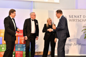 SDG-Award-Uebergabe-300x200 AfB mit Sonderpreis des ersten German SDG-Award geehrt