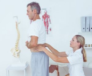 Doctor-300x251 Entdecken Sie die Geheimnisse eines gesunden Rückens: Bewahren Sie die Integrität des Rückenmarks!