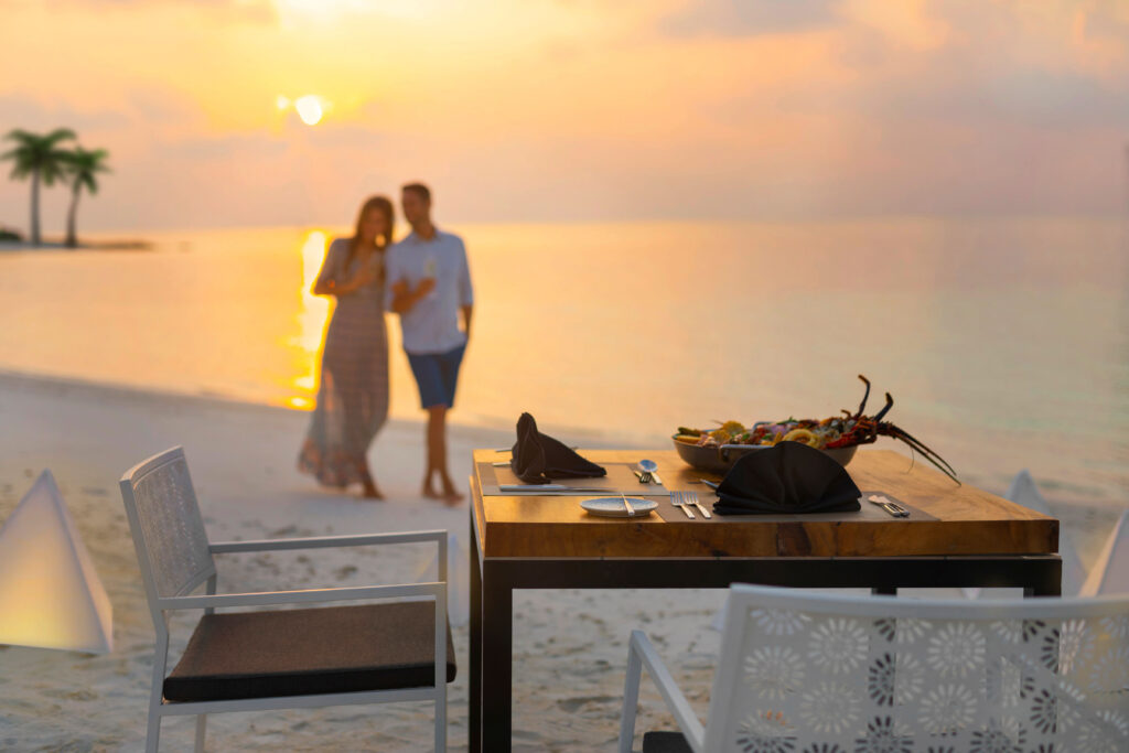 Kandima-Restaurants-Bars-romantic-sunset-dining-1024x683 „Hochzeit im Paradies: Kandima Maldives bietet unter und über Wasser Traumhochzeiten für 2 bis 500 Personen!“