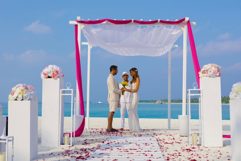 Kandima-Weeding-couple-on-platform_web-1024x683 „Hochzeit im Paradies: Kandima Maldives bietet unter und über Wasser Traumhochzeiten für 2 bis 500 Personen!“