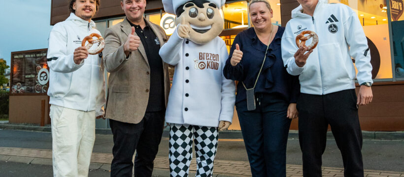 Jubiläumswoche mit Sporttag und dem 1. FCN bei Brezen Kolb in der Ostendstraße (v.l.n.r. Rafael Lubach, Peter Kolb, Kolbi, Jessica Kolb, Ondřej Karafiát)