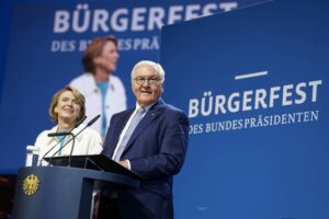 BundespraesidentundEhefrau_©Henning-Schacht-300x200 fischerAppelt, live marketing realisierte zum zweiten Mal erfolgreich das Bürgerfest des Bundespräsidenten